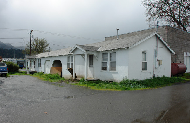 173 E Everett Ave in Sutherlin, OR - Building Photo - Building Photo