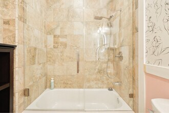 1519 W 37th Pl in Los Angeles, CA - Foto de edificio - Building Photo