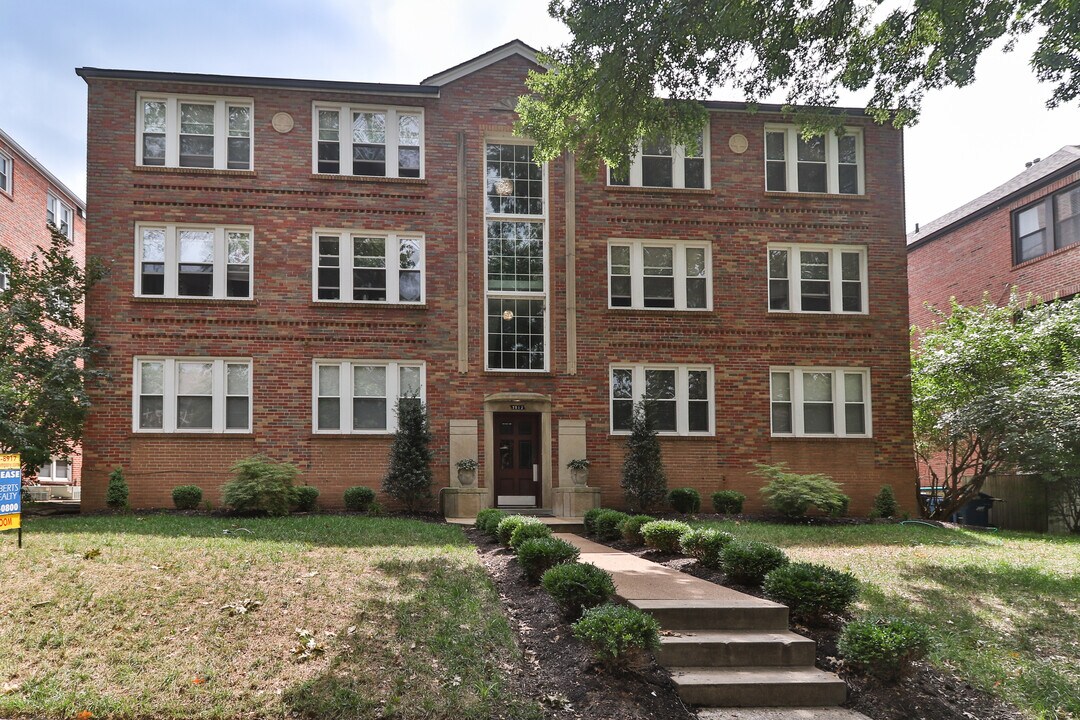 7512 Cromwell Dr in Clayton, MO - Building Photo