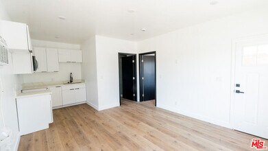 153 W 51st St in Los Angeles, CA - Building Photo - Building Photo