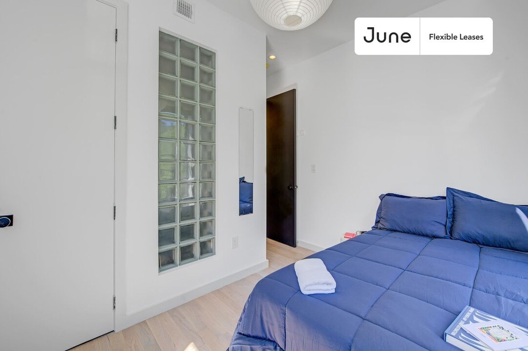 Enchanting ROOM at The Maison Suydam, Unit 1 in Brooklyn, NY - Foto de edificio