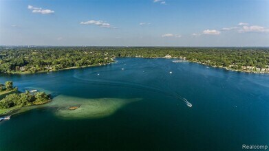 2145 Lakeshire Dr in West Bloomfield Township, MI - Building Photo - Building Photo