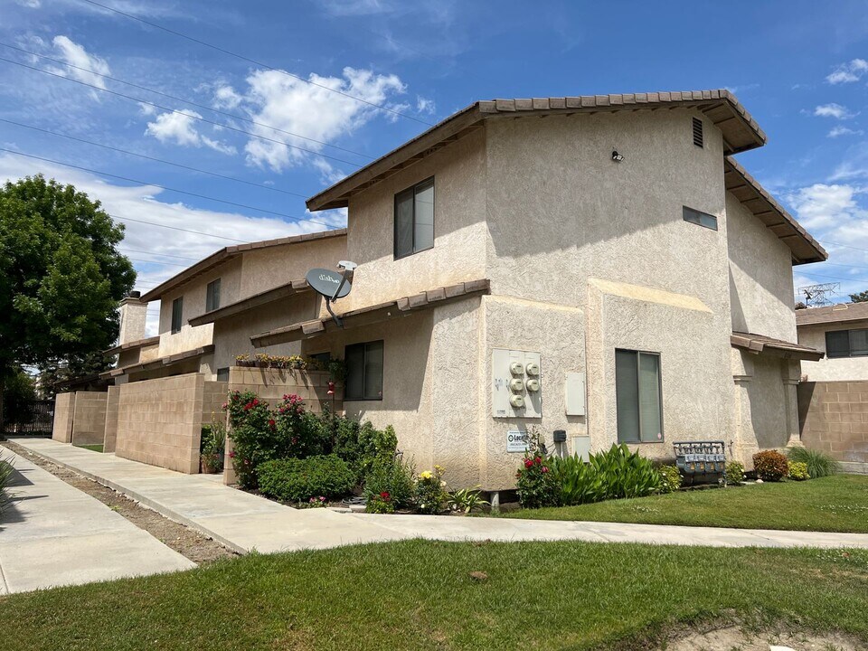 8106 Laborough Dr in Bakersfield, CA - Building Photo