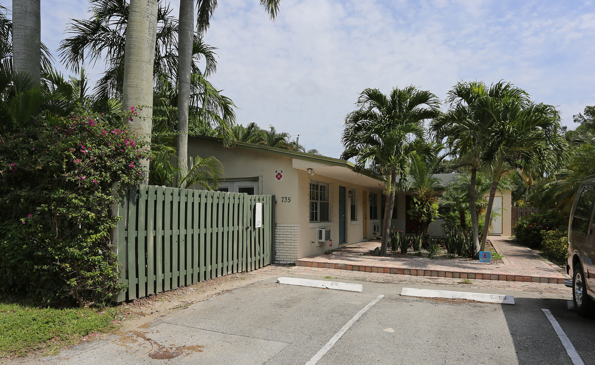 735 NE 15th St in Fort Lauderdale, FL - Building Photo