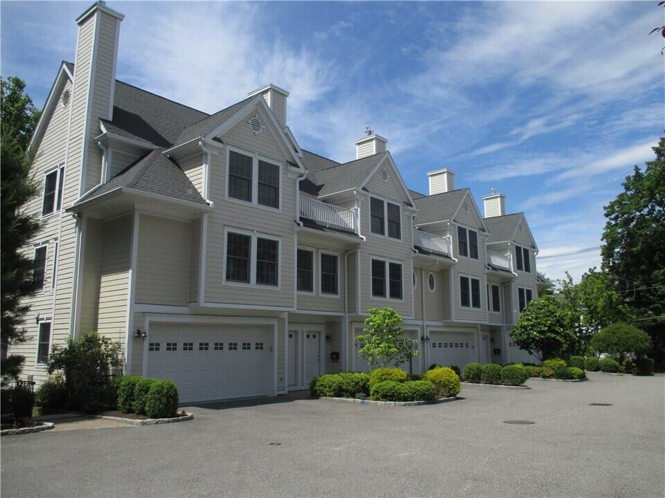 29 Carpenter Ave in Mt Kisco, NY - Building Photo