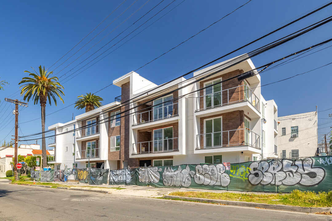 7117 Waring Ave in Los Angeles, CA - Building Photo