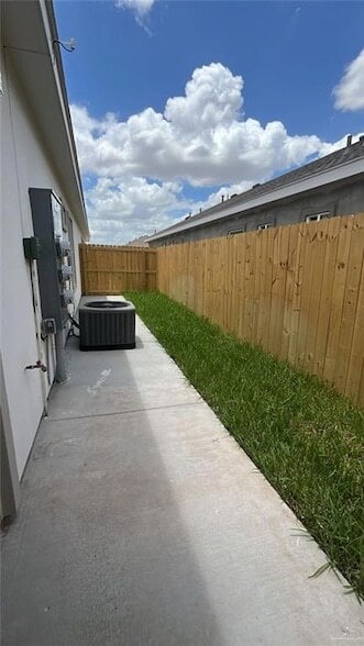 1204 W Sucre Dr, Unit 1 in Edinburg, TX - Foto de edificio - Building Photo