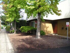 1427 NW Kings Blvd in Corvallis, OR - Building Photo