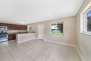 592 NE 150th St in Miami, FL - Building Photo