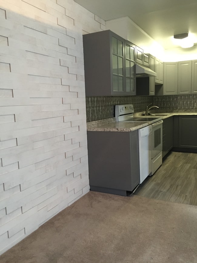 694 Robinwood Dr, Unit B in Pittsburgh, PA - Foto de edificio - Building Photo