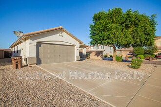 1098 W Oak Tree Ln in San Tan Valley, AZ - Building Photo - Building Photo