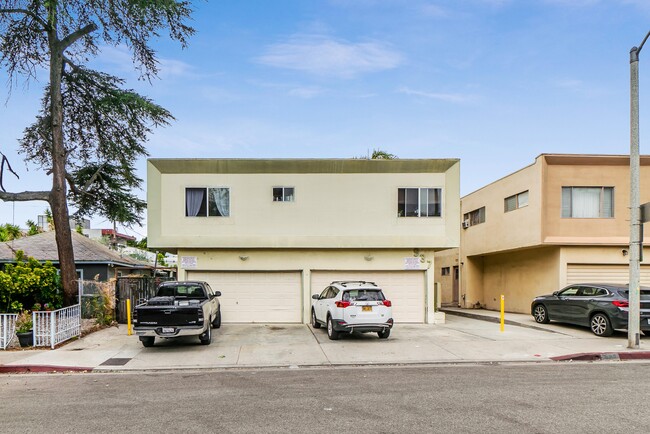 937 N Orange Grove Ave in Los Angeles, CA - Building Photo - Primary Photo