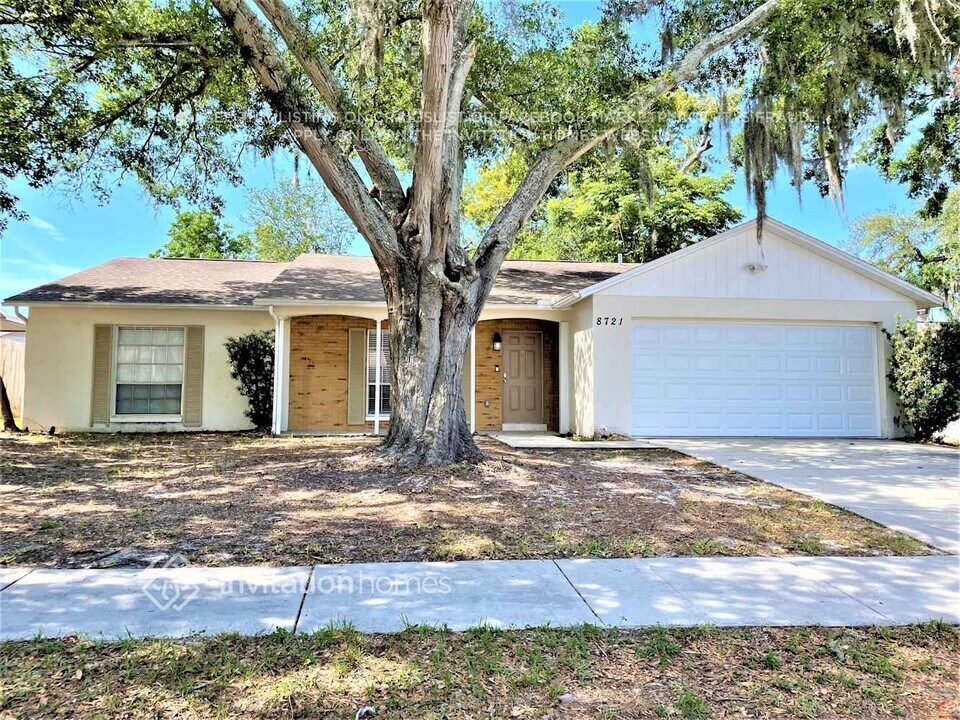 8721 Schrader Blvd in Port Richey, FL - Foto de edificio