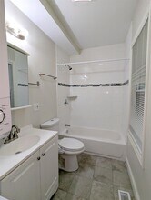 46 Cogswell Ave, Unit 44-3 in Cambridge, MA - Foto de edificio - Building Photo