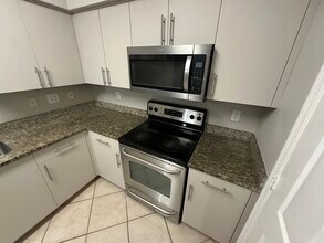 6530 Emerald Dunes Dr, Unit 308 in Royal Palm Beach, FL - Building Photo - Building Photo