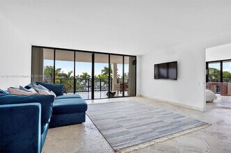 2575 S Bayshore Dr in Miami, FL - Building Photo - Building Photo