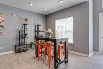 Parkway Flats in Kalamazoo, MI - Foto de edificio - Interior Photo