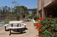 Courtyard - Kingsley Plaza Apartments in Los Angeles, California