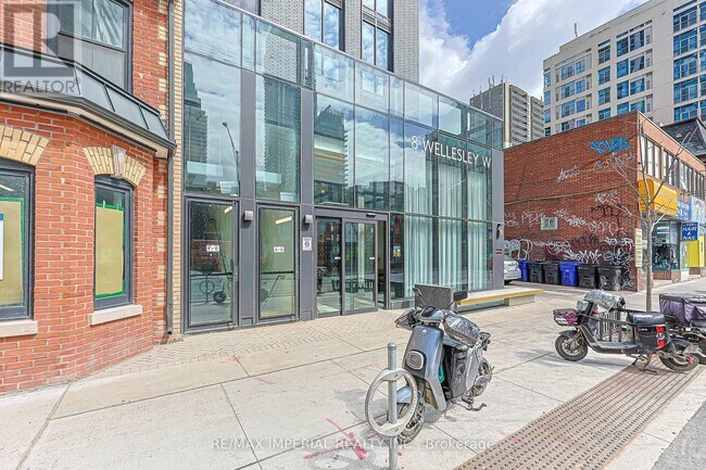 8 Wellesley St W in Toronto, ON - Building Photo - Building Photo
