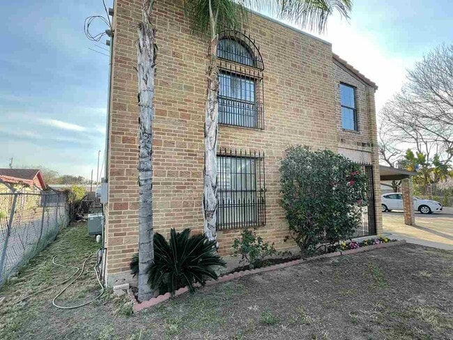 262 W Calton Rd in Laredo, TX - Building Photo - Building Photo