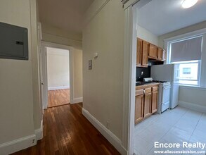 1687 Commonwealth Ave, Unit 38 in Boston, MA - Foto de edificio - Building Photo