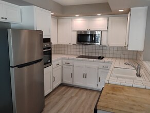 301 Santa Isabel Ave in Costa Mesa, CA - Building Photo - Building Photo