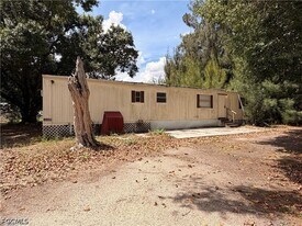 8146 Tolles Dr in North Fort Myers, FL - Building Photo