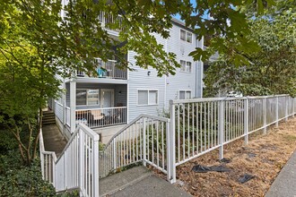 Park Place Apartments in Kenmore, WA - Building Photo - Building Photo