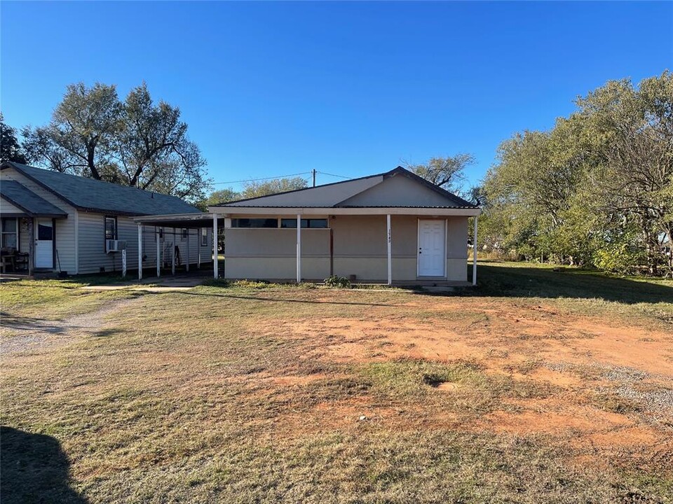 1742 Neptune Dr in Clinton, OK - Foto de edificio