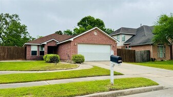 4007 Hunter's Ridge Dr in Baytown, TX - Building Photo