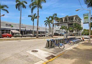 1250 Lincoln Rd in Miami Beach, FL - Building Photo - Building Photo