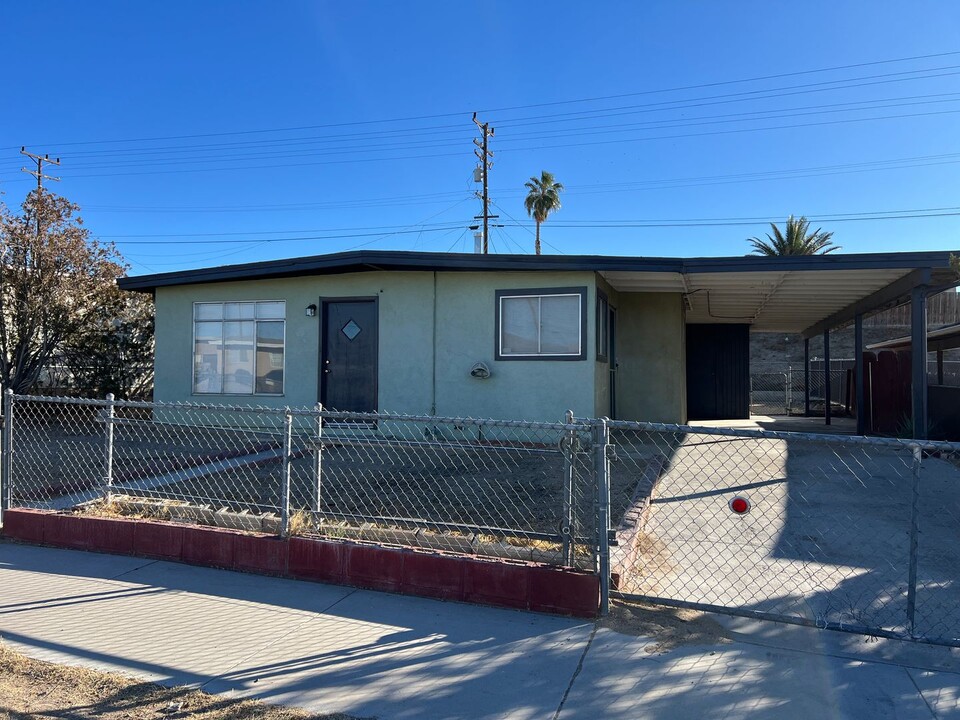 1020 Taos Dr in Barstow, CA - Building Photo