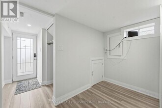 1305 Consort Crescent in Burlington, ON - Building Photo - Building Photo