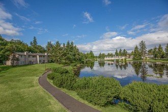 Fountain Lake Townhomes in Auburn, WA - Building Photo - Building Photo