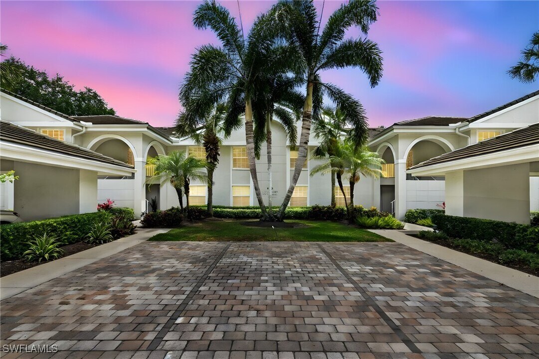 6290 Bellerive Ave in Naples, FL - Building Photo