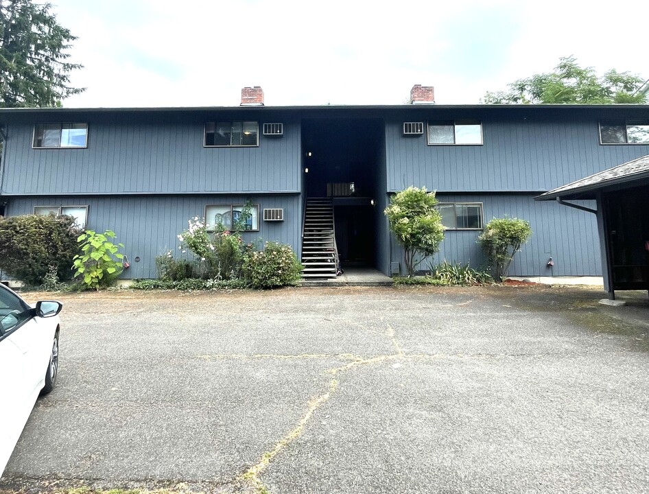 8960 SW Cashmur Ln in Portland, OR - Building Photo