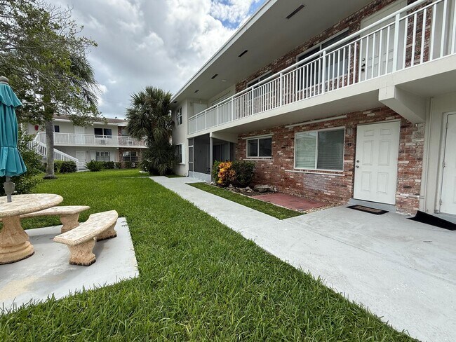 3850 NE 21st Way in Lighthouse Point, FL - Building Photo - Building Photo