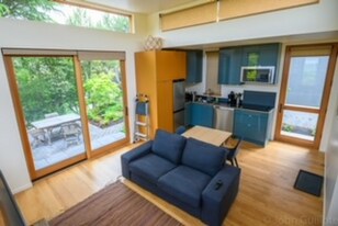 1902 35th Ave W in Seattle, WA - Building Photo