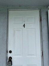 17 Detroit St, Unit 4 in Lake Worth Beach, FL - Building Photo - Building Photo