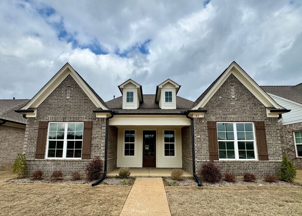 582 Bolivar Dr in Hernando, MS - Building Photo