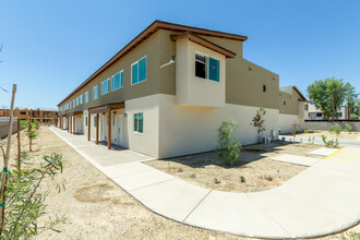 Myrtle Townhomes in Glendale, AZ - Foto de edificio - Building Photo