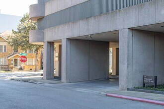 5000 Montrose Blvd in Houston, TX - Foto de edificio - Building Photo