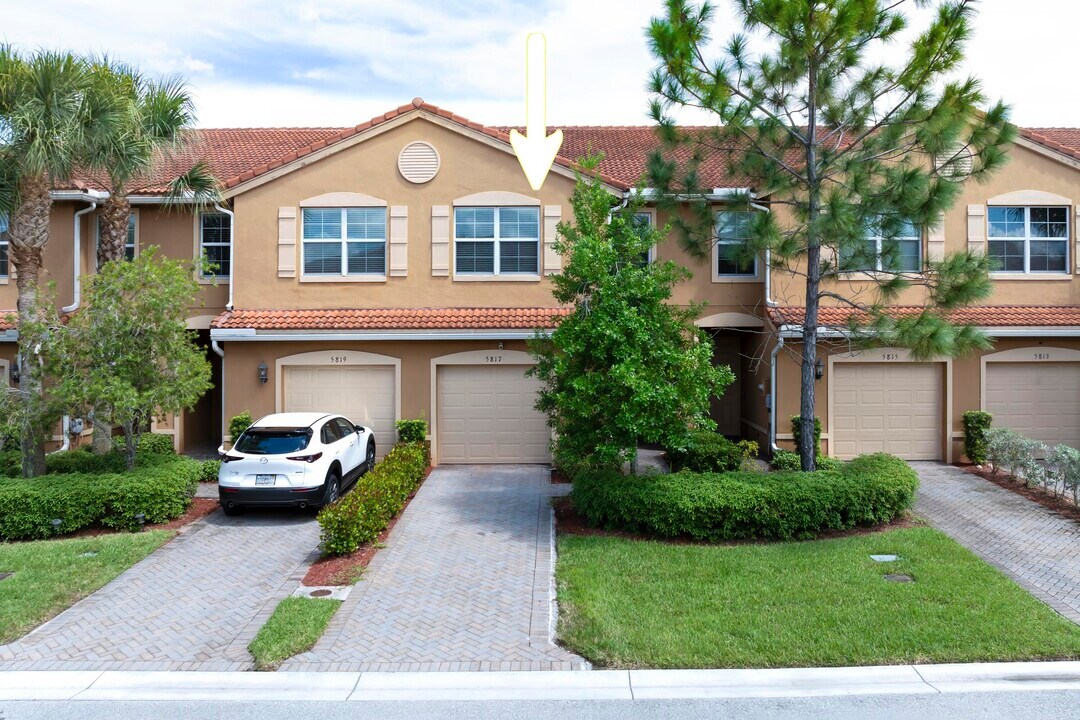 5817 Monterra Club Dr in Greenacres, FL - Building Photo
