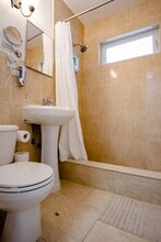 2160 NW 18th Ter in Miami, FL - Foto de edificio - Building Photo