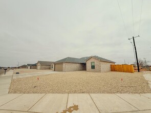 302 E 80th St in Lubbock, TX - Foto de edificio - Building Photo