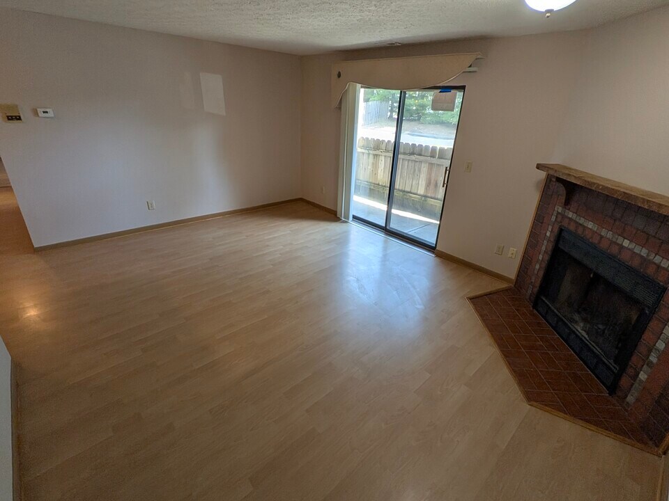 2163 Hedgerow Rd, Unit D in Columbus, OH - Building Photo