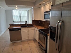 105 Lake Emerald Dr in Oakland Park, FL - Foto de edificio - Building Photo