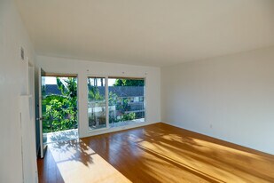 The Garden Apartments in Los Angeles, CA - Building Photo