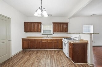 1006 W Chestnut St in Denison, TX - Building Photo - Building Photo