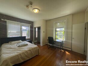 77 Myrtle St, Unit 14 in Boston, MA - Foto de edificio - Building Photo